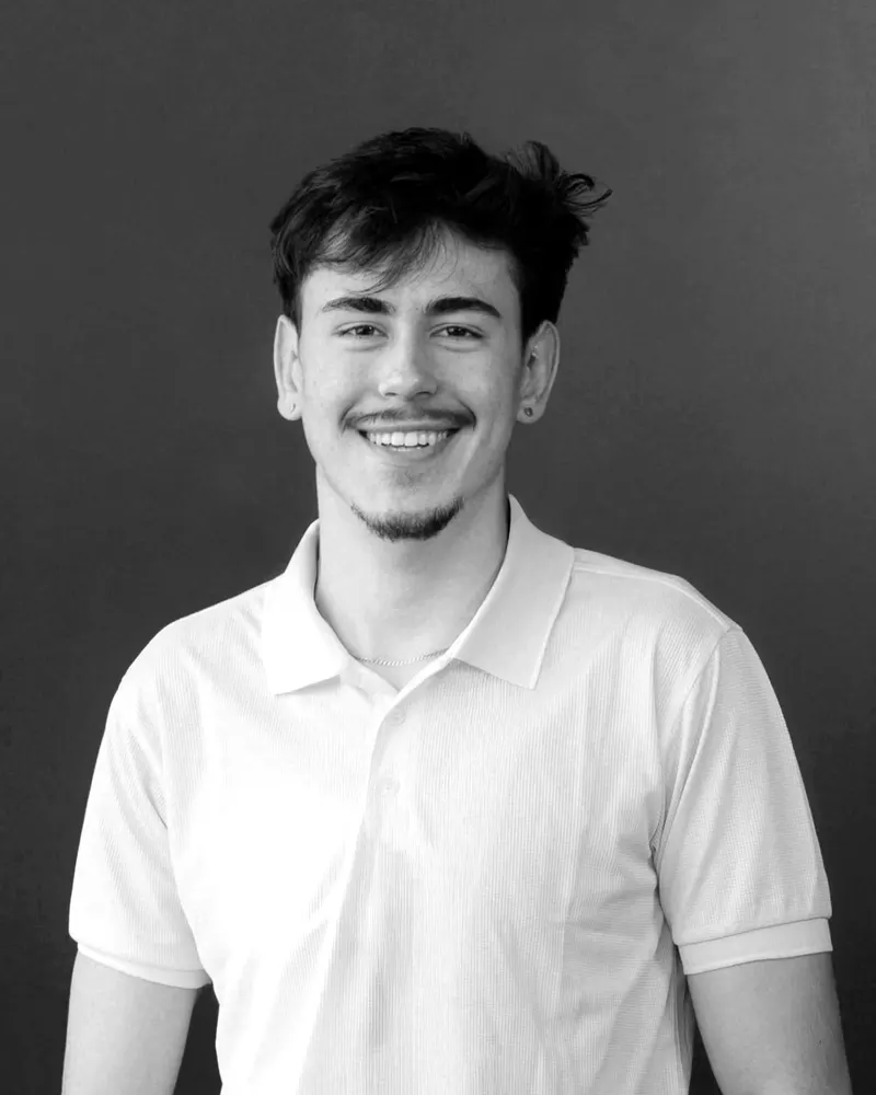 Wellington Werter, consultor de marketing, sorrindo em camisa polo branca